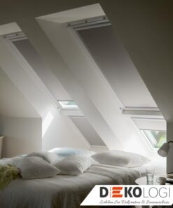 Vier Velux Elektro Verdunkelungsrollos mit Schienen in grau