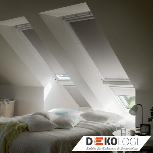 Vier Velux Elektro Verdunkelungsrollos mit Schienen in grau