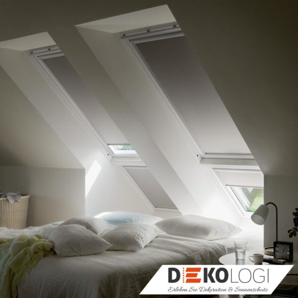 Vier Velux Elektro Verdunkelungsrollos mit Schienen in grau