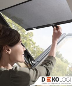 Einhängen einer Velux Markise ins Dachfenster