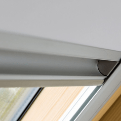 Nahaufnahme eines Fakro Rollos in grau