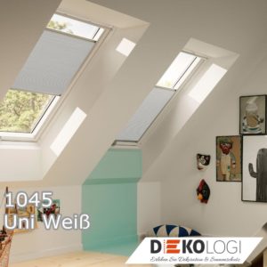 Zwei weiße Wabenplissees im Dachfenster