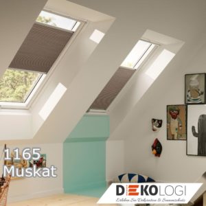 Zwei Muskat Velux Wabenplissees im Dachfenster