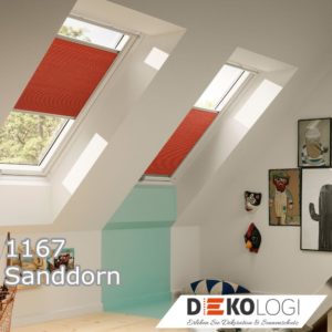 Zwei Rote Velux Wabenplissees im Dachfenster