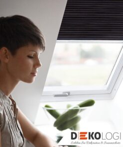 Dame am Velux Wabenplissee DuoLine schwarz