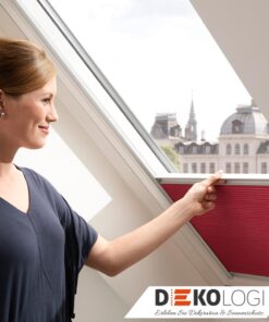 Original Velux Wabenplissee in rot mit silbernen Schienen