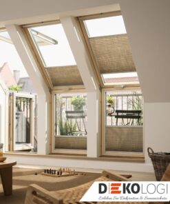 Sechs Faltstores in Holzfenster braun