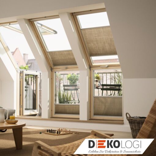 Sechs Faltstores in Holzfenster braun