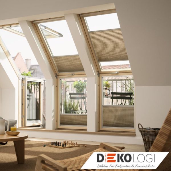 Sechs Faltstores in Holzfenster braun