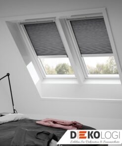 Zwei Velux Elektro Wabenplissee in schwarz