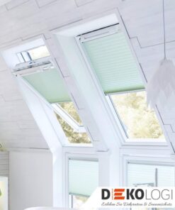 Zwei Dachfensterplissees in grün elektrisch bedient