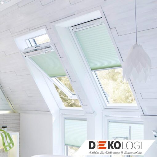 Zwei Dachfensterplissees in grün elektrisch bedient