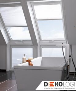 Vier Velux Solar Faltstores in weiß