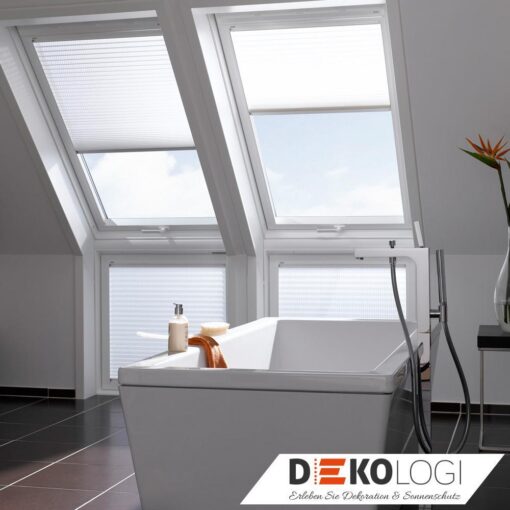 Vier Velux Solar Faltstores in weiß