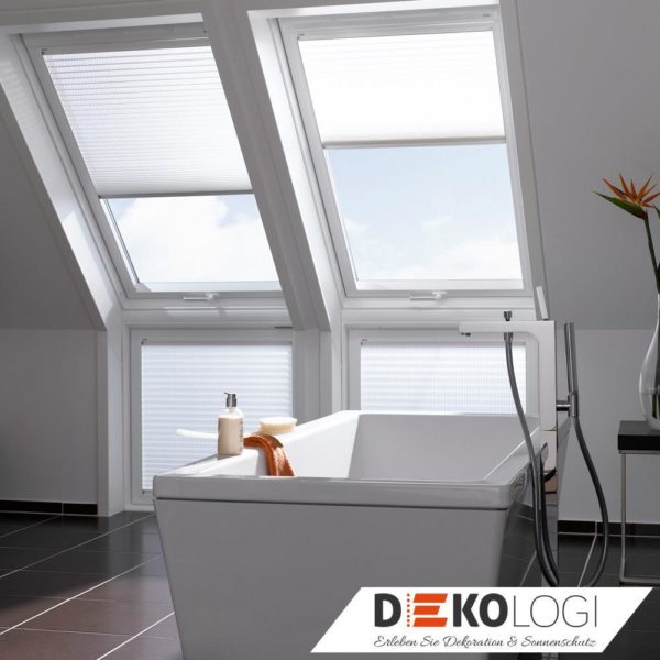 Vier Velux Solar Faltstores in weiß