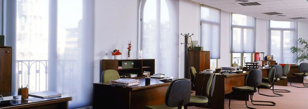 Raumbild Großraumbüro mit Rollos