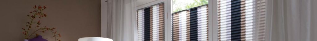 Drei Plissees gestreift als Sichtschutz am Fenster