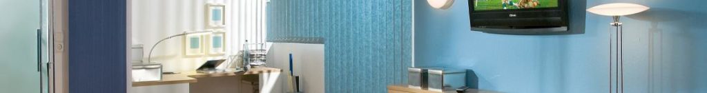 Arbeitsplatz mit einem blauen Lamellenvorhang