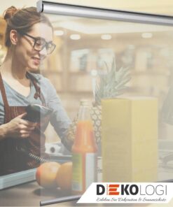 Kassiererin hinter einem Folien Rollo