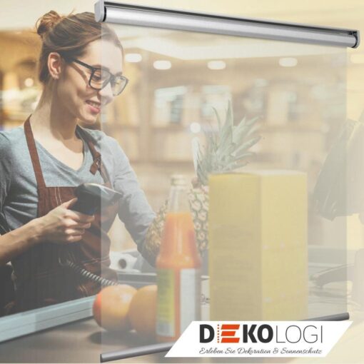 Kassiererin hinter einem Folien Rollo