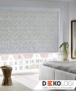 Verdunklungsrollo an einer großen Fenster Front