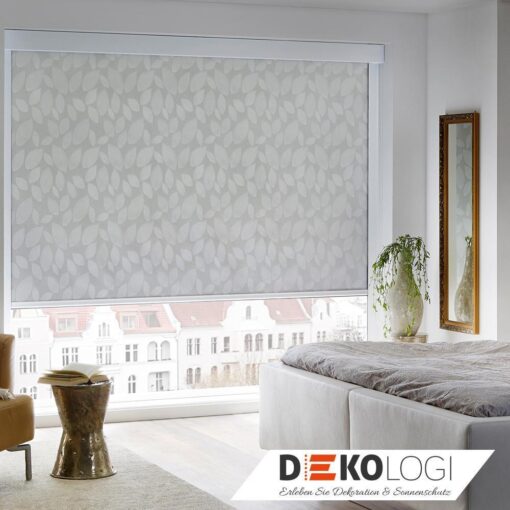 Verdunklungsrollo an einer großen Fenster Front