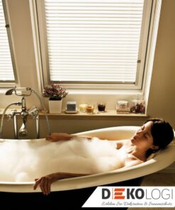 Raumbild Badezimmer mit weißen Velux Jalousien