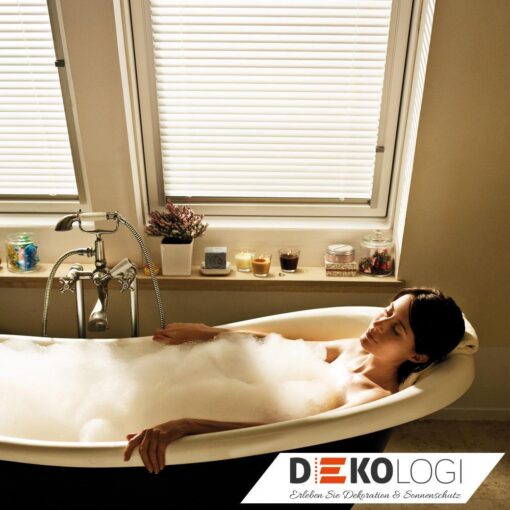 Raumbild Badezimmer mit weißen Velux Jalousien