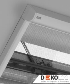 Velux Mückenschutz mit weißen Rahmen