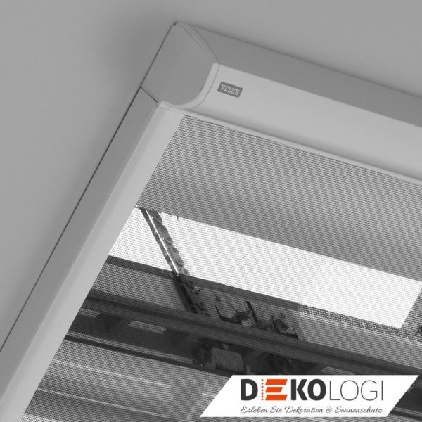 Velux MĂŒckenschutz mit weiĂen Rahmen