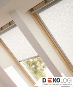 Gemustertes Dachfensterrollo mit silbernen Schienen