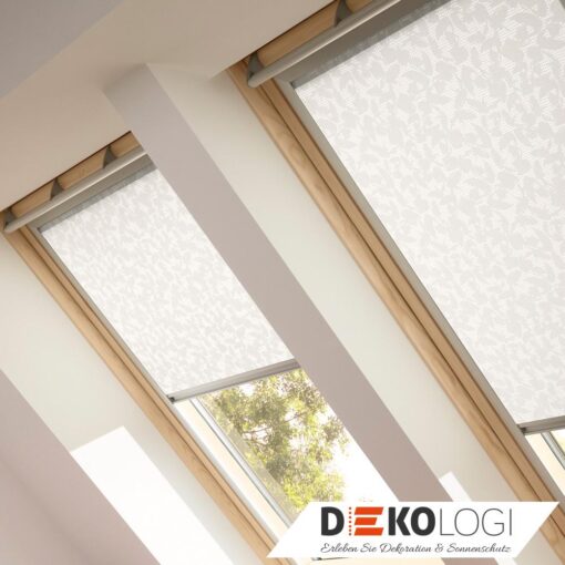 Gemustertes Dachfensterrollo mit silbernen Schienen