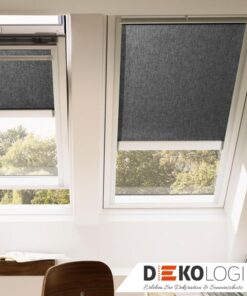 Zwei elektrische Velux Sichtschutzrollo in schwarz