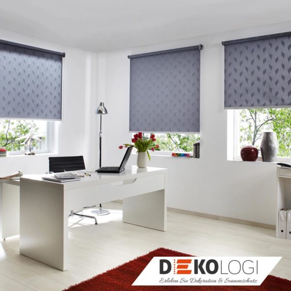 Drei blaue Kettenzugrollos im Raum