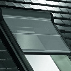 Roto Außenmarkise halb heruntergezogen