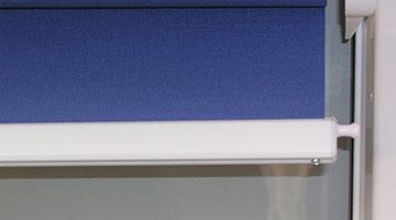 Haltekrallenrollo in blau Nahaufnahme