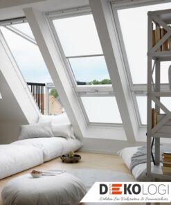 Weißer Sonnenschutz an sechs Dachfenstern