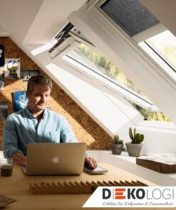 Bildschirm Arbeitsplatz unter Dachfenstern mit Sonnenschutz