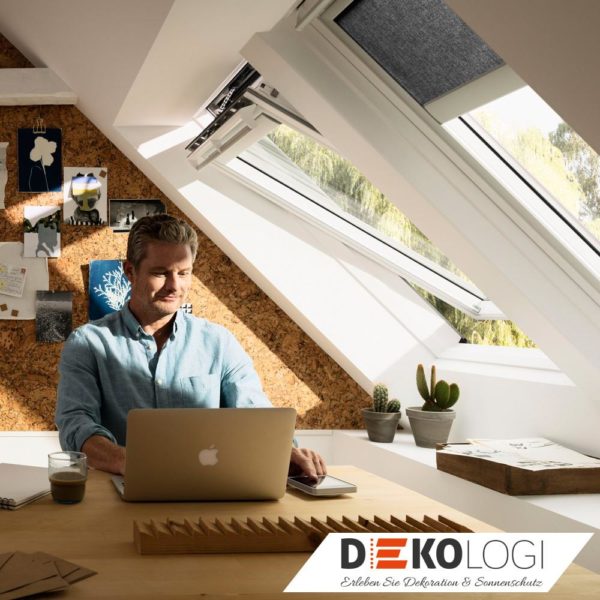 Bildschirm Arbeitsplatz unter Dachfenstern mit Sonnenschutz