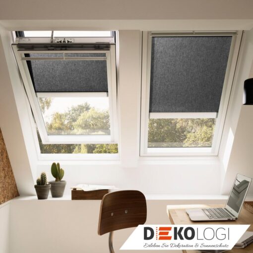 Wohnraum mit Sonnenschutz solarbetrieben in schwarz