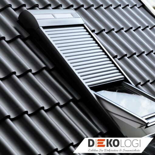 Dachfenster Rollladen bei geöffneten Fenster