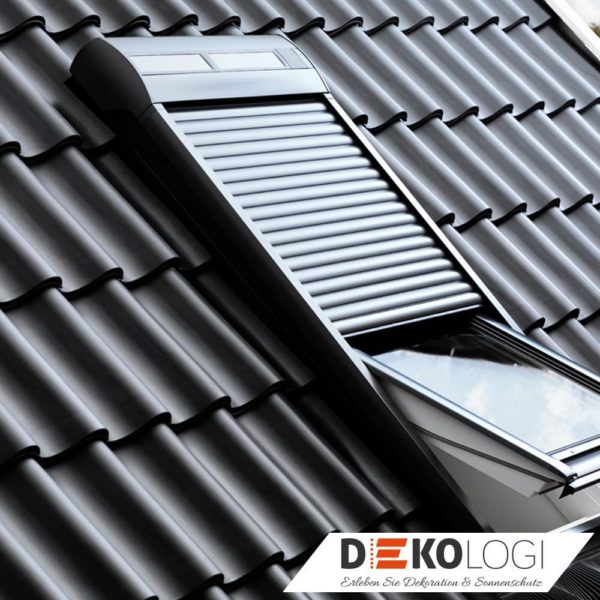 Dachfenster Rollladen bei geöffneten Fenster