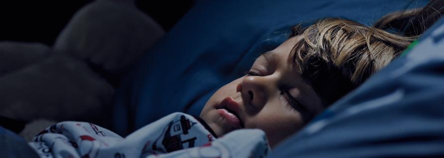 Schlafendes Kind unter einem Dachfenster