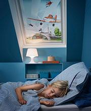 Schlafendes Kind mit Disney Planes am Fenster