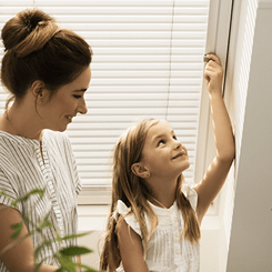 Kind wendet Dachfenster Jalousie