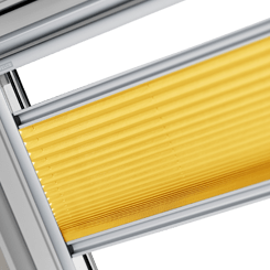 Zwei Griffleisten am gelben Velux Faltstore