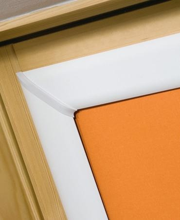 Rollo mit weißen Schienen für Dachfenster aller Art