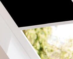 Thermo Verdunkelungsrollo in schwarz mit weißen Schiene