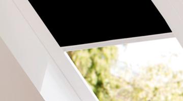 Thermo Verdunkelungsrollo in schwarz mit weißen Schiene