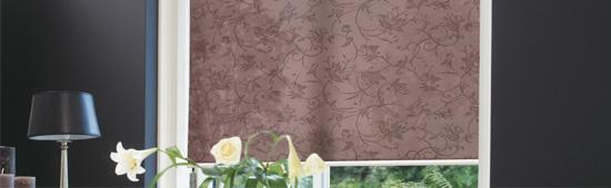 Mittelgroßes Rollo mit floralen Mustern braun